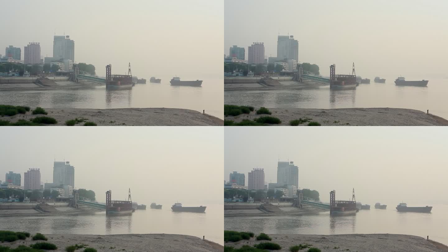 武汉汉口码头清晨渡轮驶离码头