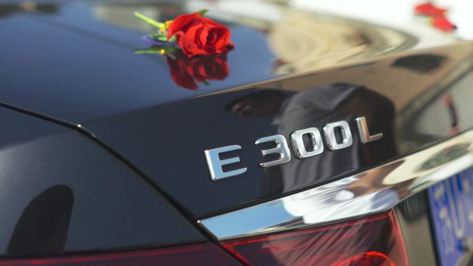 奔驰E300 主婚车鲜花布置
