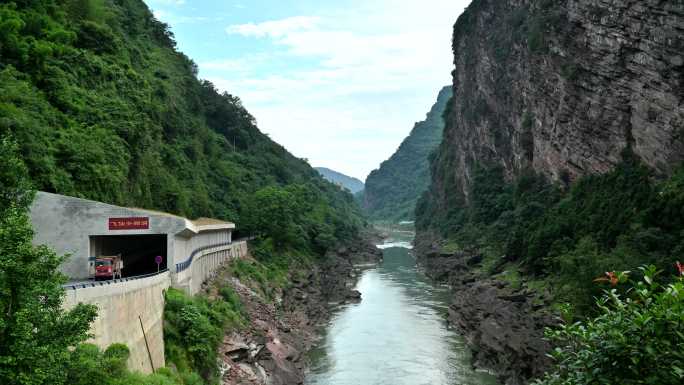 318线飞仙关川藏公路第一关青衣江峡谷