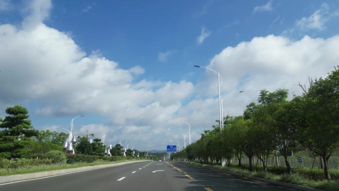 路上的蓝天白云