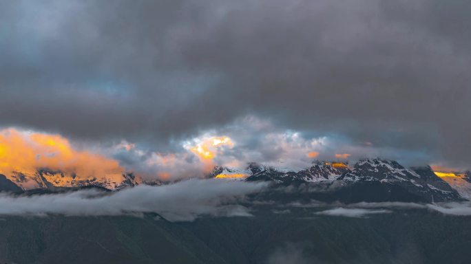 梅里雪山的日出视频