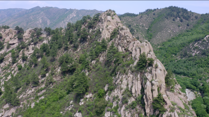 怪石嶙峋的山峰航拍4K