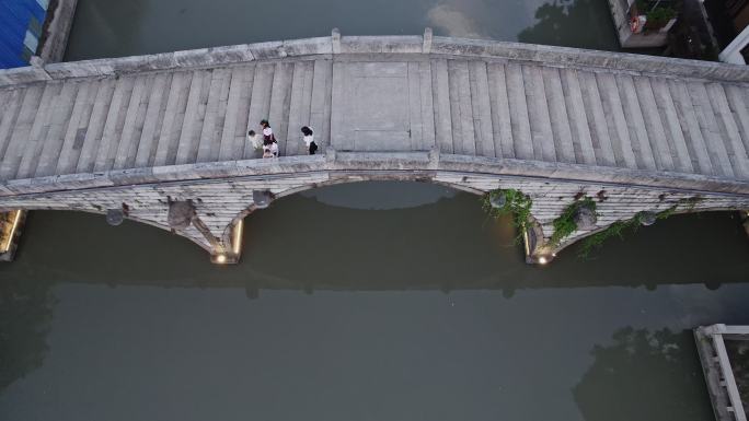 中式建筑石桥