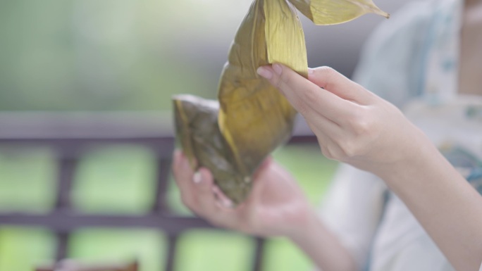 端午节古风汉服女生手剥粽子唯美