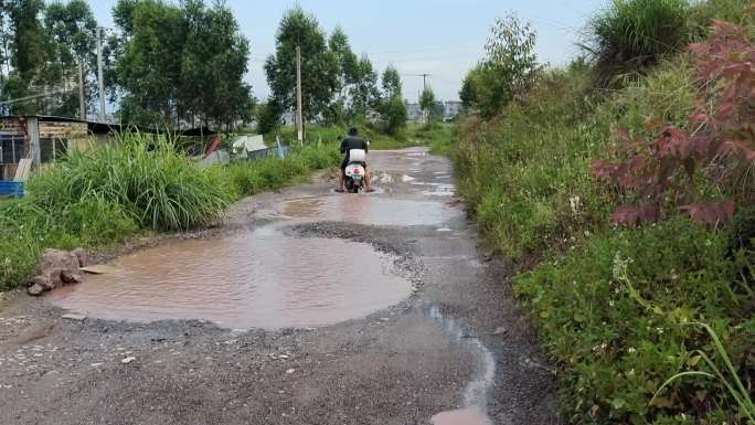 农村泥巴路泥泞路面积水坑坑洼水坑 损坏路