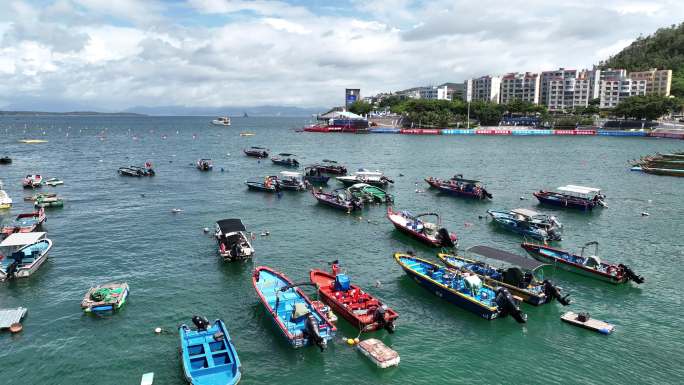 南澳月亮湾海上渔船