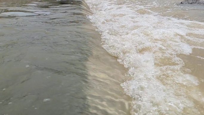 山洪流走排水排洪雨后的排涝洪水 水坝排洪