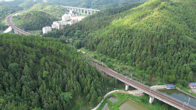 山区光影略过大地京九铁路