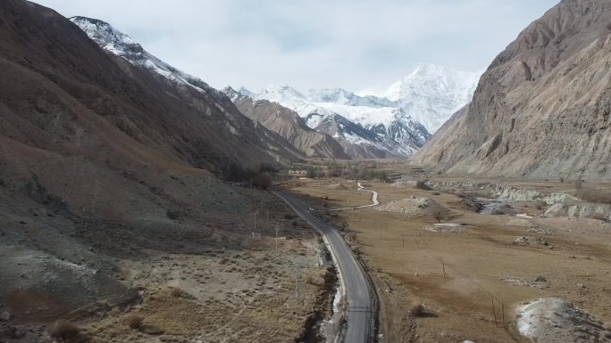 航拍新疆南疆帕米尔高原大气雪山公路景色