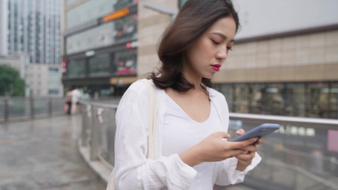 美女成都街头走路看手机都市白领上班路上