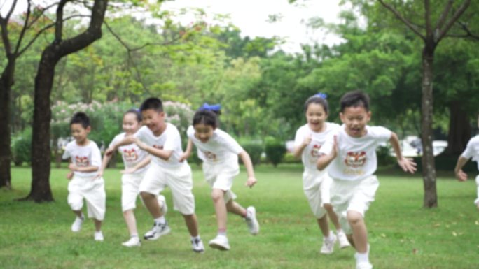 小学生在公园奔跑练操 读书 看书 吹泡泡