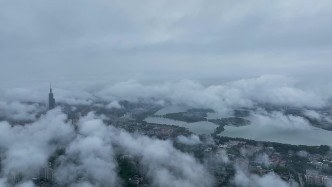 航拍云海下的南京紫峰大厦和玄武湖