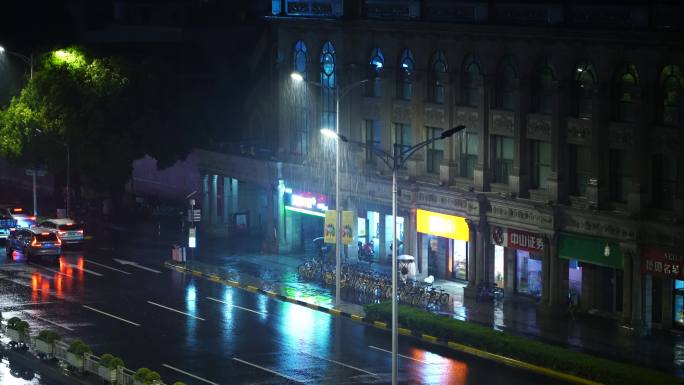 上海入梅时雨夜街头