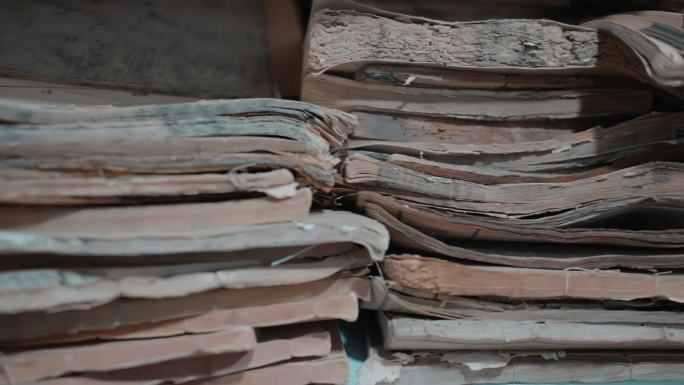 老旧书刊资料堆积堆放