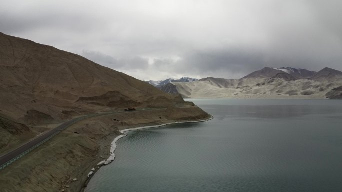航拍新疆南疆帕米尔高原白沙湖阴天苍凉景色