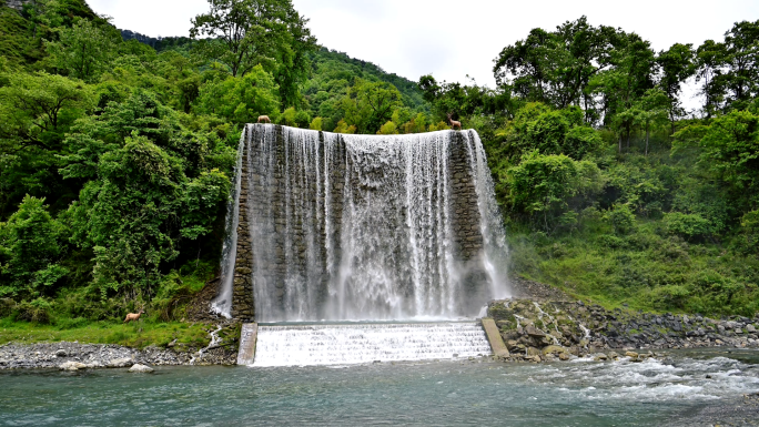 壮观唯美自然景观溪水瀑布倾泻而下