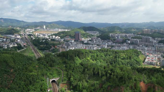 山区光影略过大地京九铁路