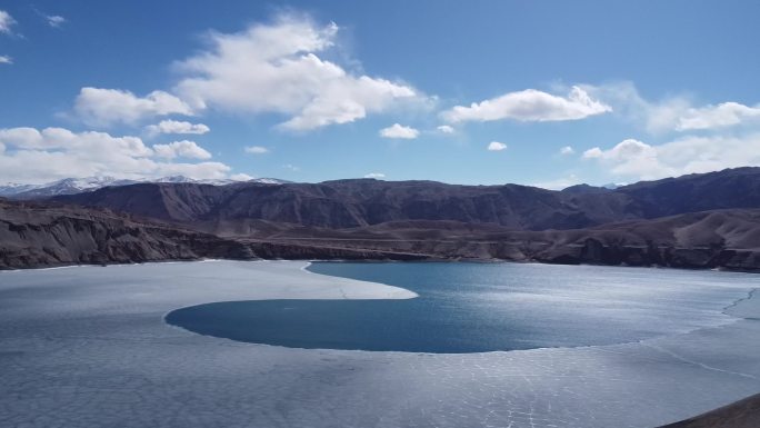 航拍新疆南疆蓝湖冰封大气景色