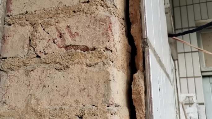 房屋质量问题墙壁渗水墙面瓷砖掉皮瓷砖裂缝