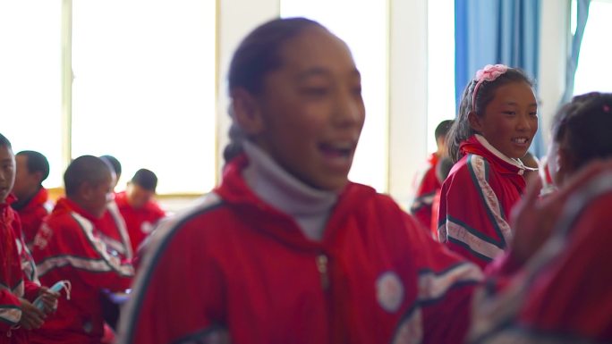 学校小学生 朗读 早读 学生晨读 教室