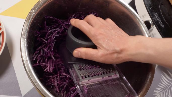 擦丝器处理花青素土豆紫土豆 (4)
