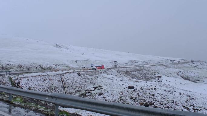 新疆218雪山公路风光