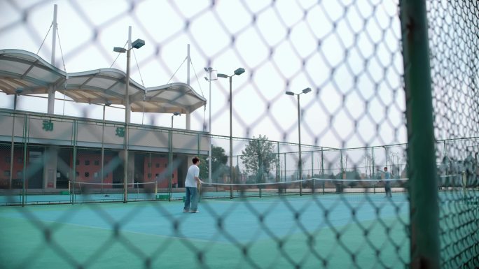 【4K】大学男生网球场打网球