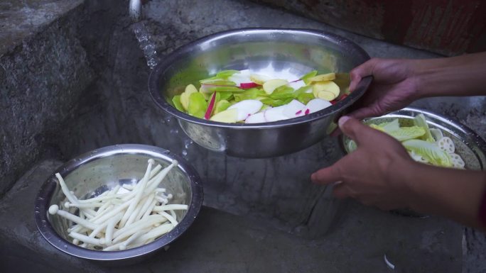 素菜 维生素 吃素 户外洗菜 水管洗菜