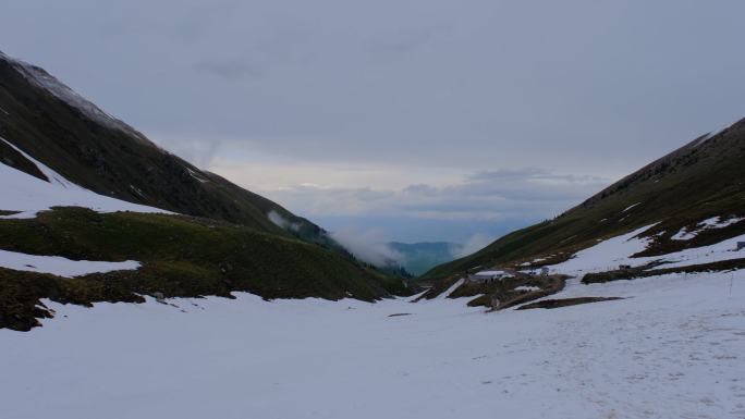 新疆那拉提雪莲谷雪山风光 天山积雪