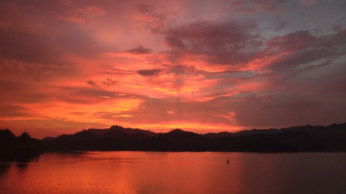 水库湖边暖色晚霞日转夜实拍延时摄影效果