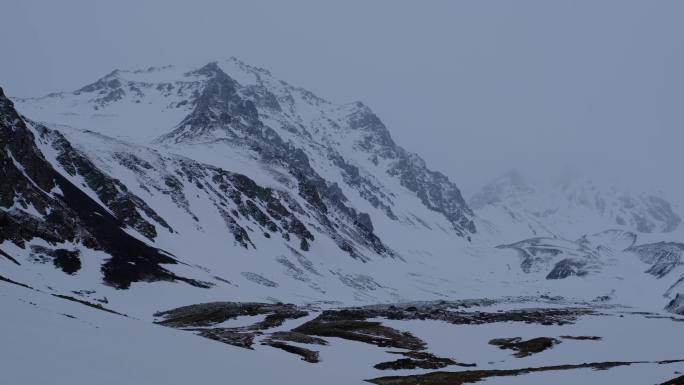 新疆那拉提雪莲谷雪山风光 天山积雪