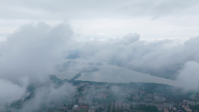 南京玄武湖紫金山暴雨后云雾航拍4K素材