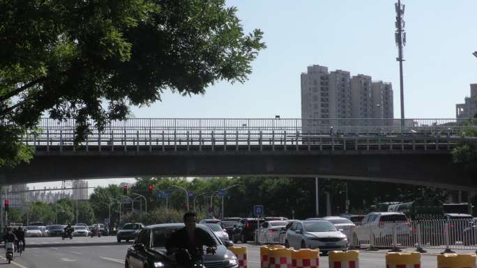 清晨高温酷暑盛夏城市街景骑行车流行人上班