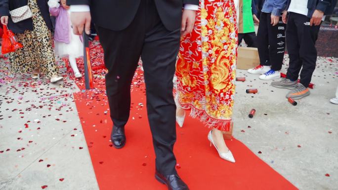 走红地毯的新郎新娘脚步行走特写
