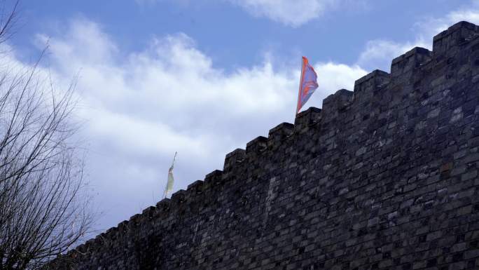 【4K】古城墙战旗飘扬