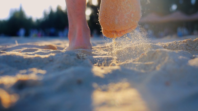 走在沙滩沙滩脚步沙滩脚印步伐逆光退休生活