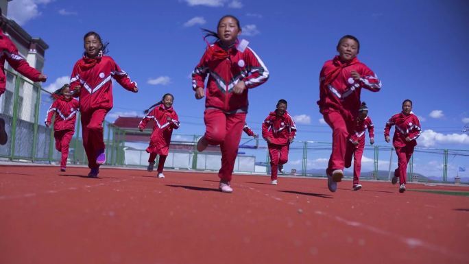 奔跑在操场上的学生 快乐奔跑小学生