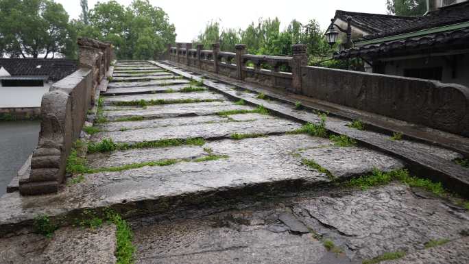 4K雨中的绍兴古桥广宁桥