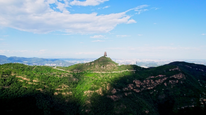 阳光照亮北京定都阁山顶