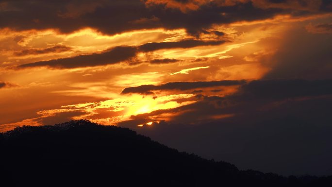 清晨山上日出延时云阳光云朵山峰早上太阳光