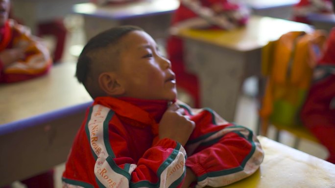 课 小学生认真听讲 小学生看黑板