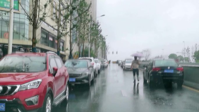 下雨天-行驶在路侧面违停车的道路上