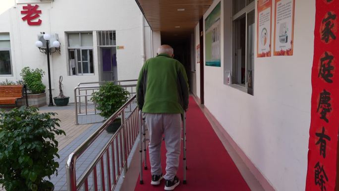 老人独自散步
