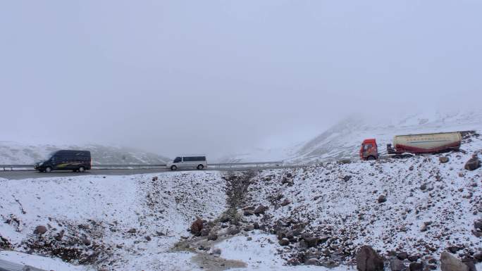 新疆218雪山公路风光