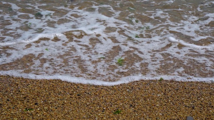海浪冲刷沙滩