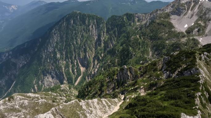 FPV穿越机无人机航拍森林山脉高山山谷云