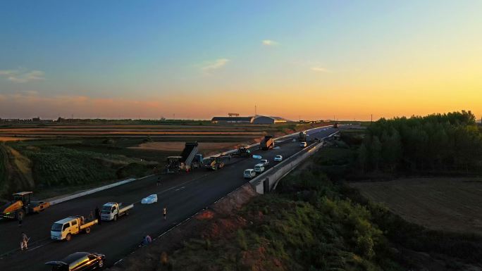 航拍傍晚夕阳下高速公路施工 高速公路落日