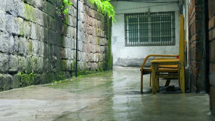 4k老旧小区小区下雨雨水雨滴空镜头