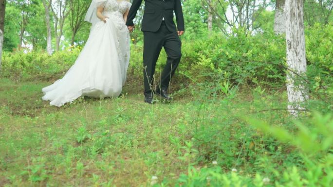 新郎新娘走在户外泥地上
