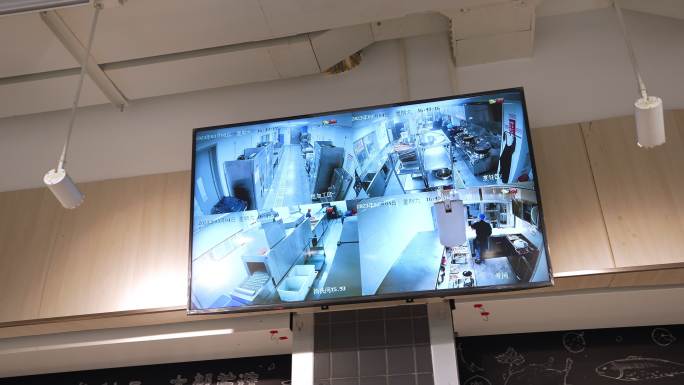 复旦大学学生食堂的后厨的实时监控屏幕